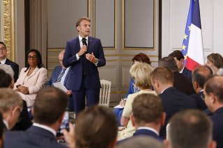Devant les maires de plus de 300 communes, Emmanuel Macron s'est dit très prudent sur la perspective d'un retour au calme durable, tout en considérant que le pic des premiers soirs était passé.